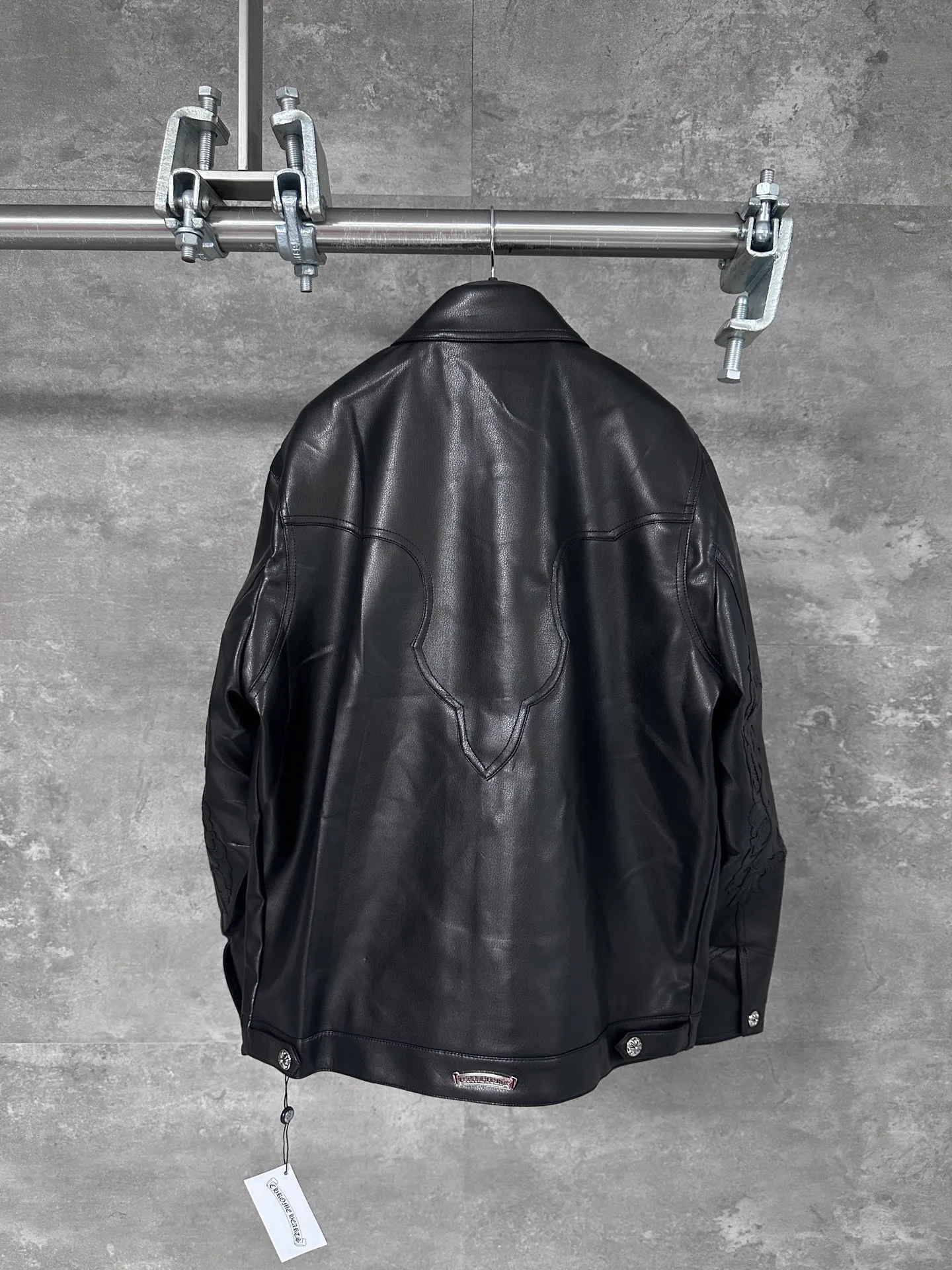 P800 💰 Chrome Heart*/Chrome Heart 24SS CH double-sleeved flame vine embroidered leather jacket. Originally purchased for 84,300, the fabric is custom-woven using black pebbled composite two-layer sheepskin material, custom-made silk jacquard logo lining, embroidery is processed using TAJIMA machine, appliqué embroidery technology, back imported template machine shape, customized genuine leather trademark, customized genuine leather size, customized 5.8cm metal logo mark, customized 18mm four-button buckle, customized 18mm two-button button, a full set of three-label accessories, exclusively produced.  Size：S/M/L